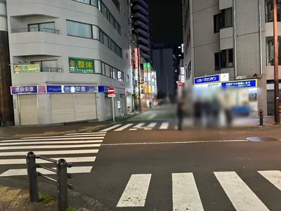 ノックスへの道順 7／8：正面に横断歩道が出てきたら渡って直進をします。