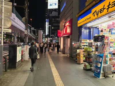 スワロウハウスへの道順 2／12：駅を背にして右に進みます。