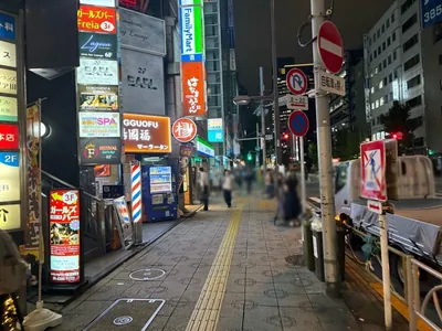 アールへの道順 4／4：少し進むと神田アールが入る「神田駅前ビル」があります。