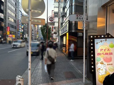マルメロエットへの道順 4／10：一つ目の右手路地を越えて直進します。