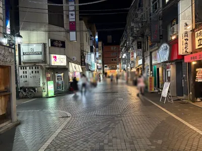 シックスエイトへの道順 9／9：左手路地を越えたすぐ左手に立川シックスエイトの入る「錦町ビル」があります。