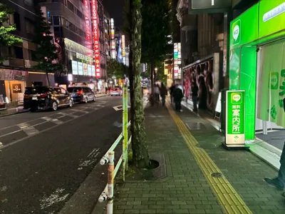 ネクサスへの道順 8／10：一つ目の右手路地を越えて直進します。