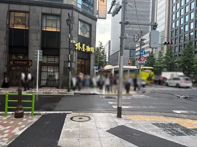 エム （美熟女M）への道順 2／5：駅を背にして正面の横断歩道を渡ります。