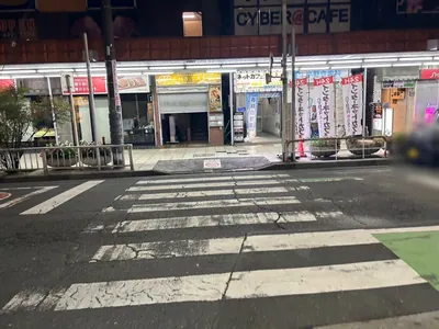 蕨　ラトゥールへの道順 3／6：横断歩道を渡って左折します。