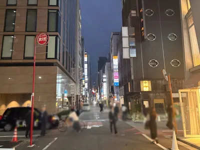 フジコへの道順 8／9：一つ目の十字路を越えて直進します。