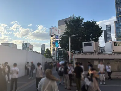 ヴィクシーへの道順 2／9：駅を背にして線路を左手に直進します。