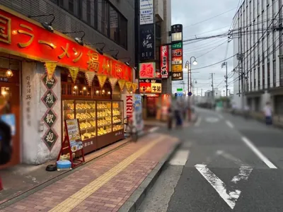 アクアへの道順 3／8：左手の二つ目の路地を左折します。