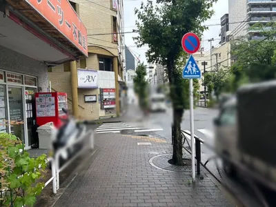 ネオキューブへの道順 10／12：左手の二つ目の路地も超えて直進を続けます。