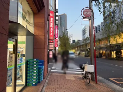 胡蝶 （コチョウ）への道順 8／11：「難波橋」の交差点から一つ目の路地を左折します。