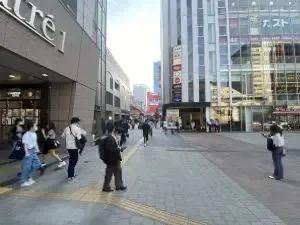 秋葉原　二次元彼女 （ニジゲンカノジョ）への道順 2／10：駅を出たらアトレを左手にして直進します。
