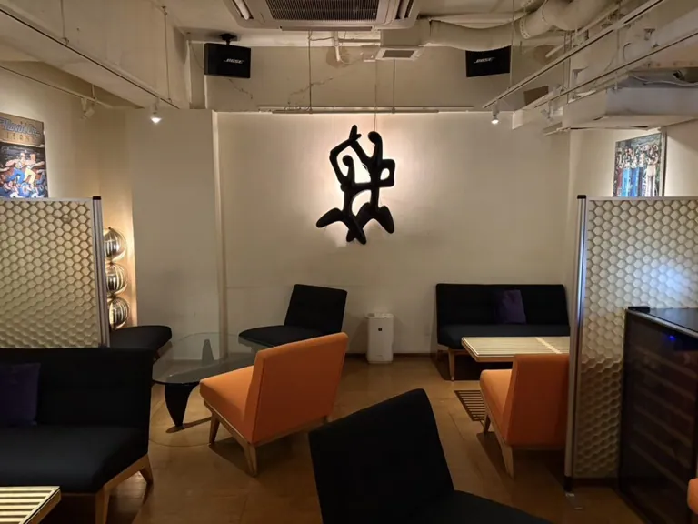 ラウンジの店内