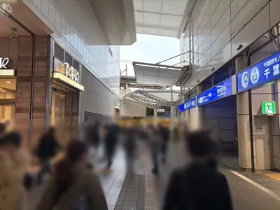 イーストブルーへの道順 2／10：駅を背にして左手に進みます。