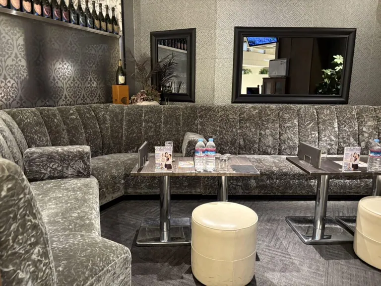 シュシュ新橋烏森口の店内