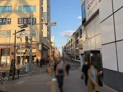 ダイヤモンドへの道順 3／8：左手一つ目の路地を越えて直進します。