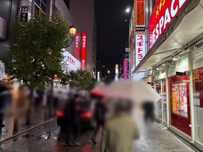 アネックスラウンジへの道順 2／8：駅を背中にして左へ歩きます。