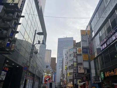 ココデイチバンへの道順 4／5：右手の一つ目の叔父を越えて直品を続けます。