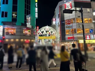 ロックへの道順 4／7：正面に西一番街という看板が出てきます。