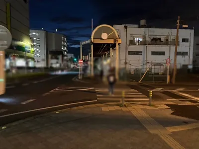 木更津　プレミアへの道順 3／10：ロータリを左手にロータリー沿いを歩き道なりに直進します。
