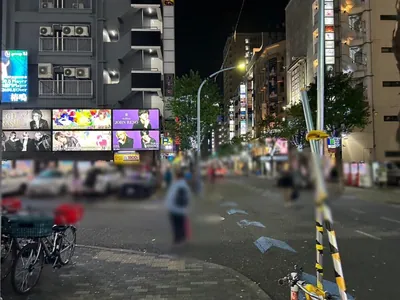 ピークへの道順 12／13：左手の二つ目の路地を左折します。