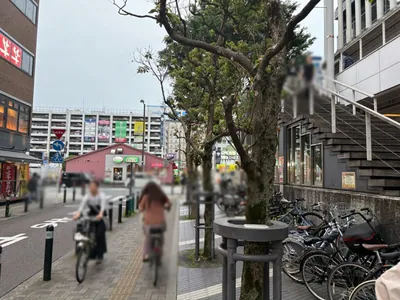 カーニバルへの道順 5／9：階段を下りたら道路を左手にして直進します。