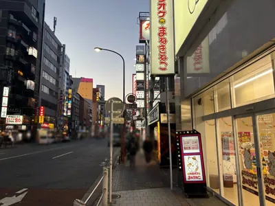 カンカンへの道順 5／9：一つ目の右手路地を越えて直進します。