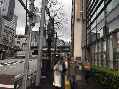 チックへの道順 2／10：駅を背中に道路を左手に直進します。