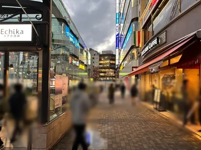 エイムへの道順 2／8：駅を左手にして直進します。