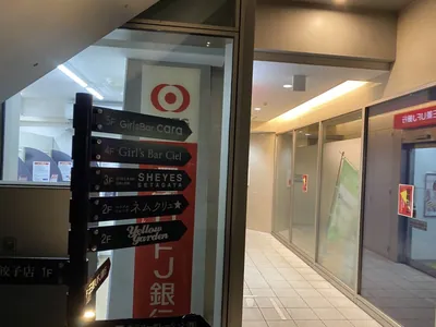 カーラへの道順 4／4：左折をするとビルの入口があります。
