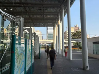 ガールズコレクションへの道順 2／11：駅を背にして直進します。