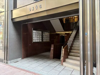 ラリックへの道順 8／8：少し進むと右手に銀座ラリックの入る「銀座会館」があります。