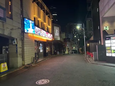 メイドルへの道順 8／8：正面に下りの階段が出てくるので手前の左手に六本木パーティーオンの入るビルがあります。