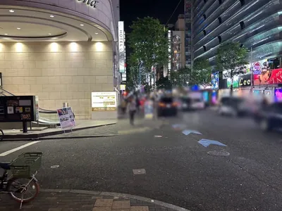 ピークへの道順 11／13：左手の一つ目の路地を超えて直進を続けます。