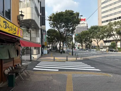 新宿三丁目　アステールへの道順 3／6：一つ目の路地を左折します。