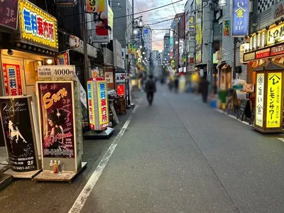 オー （O）への道順 4／6：一つ目の十字路を左折します。