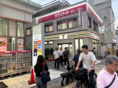 北千住　ドンフィンへの道順 4／8：渡ったら右手の路地に進みます。
