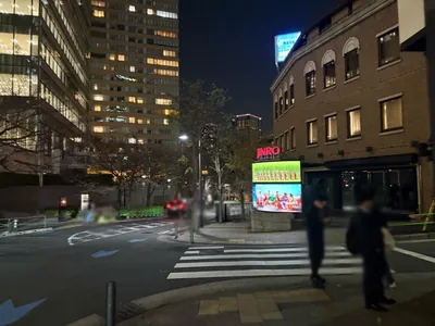 エイトへの道順 4／5：一つ目の右手路地を右折します。