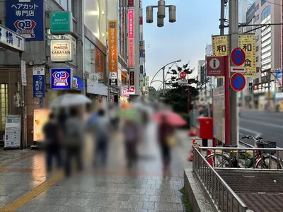 ゼロへの道順 2／7：駅を背にして直進します。
