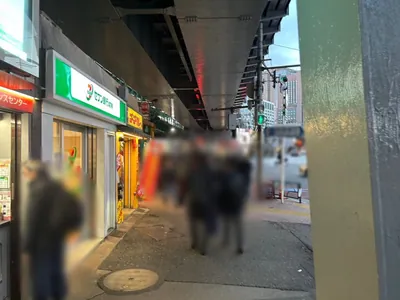 帝 （ミカド）への道順 2／9：駅を背にして左に進みます。