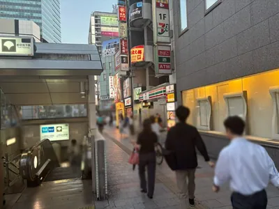 マルメロエットへの道順 2／10：道路を左手に直進します。