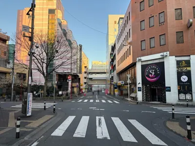 スザクへの道順 15／16：一つ目の十字路を渡って直進します。