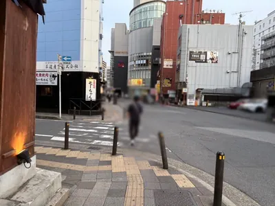 シャンクスへの道順 12／16：左手三つ目の路地も越えて直進をします。