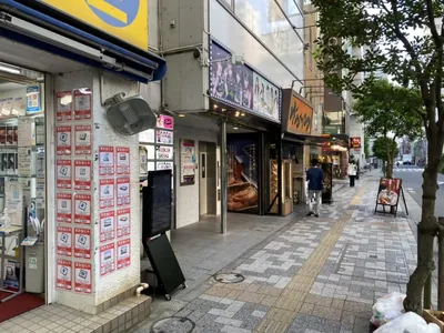 秋葉原　55フィフティーファイブへの道順 10／10：横断歩道を渡って直進すると左手に「ばんから」というラーメン屋さんが出てきます。同じビルに秋葉原55フィフティーファイブが入ります。