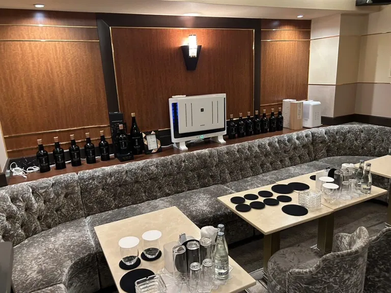 アジュール （紺碧）の店内