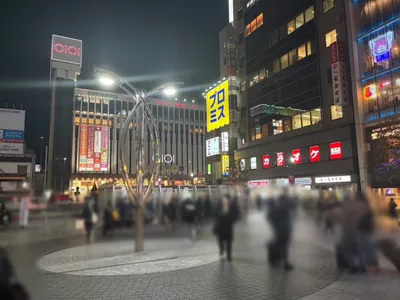 カポネへの道順 2／9：ロータリーを左手にロータリー沿いを進みます。