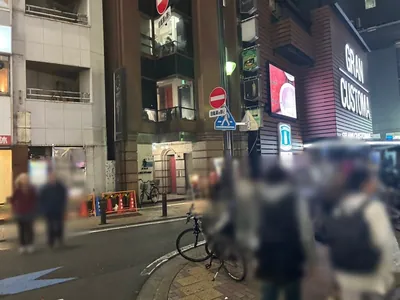 ネロへの道順 10／10：突き当りの右前が歌舞伎町ネロの入る「鈴木ビル」です。