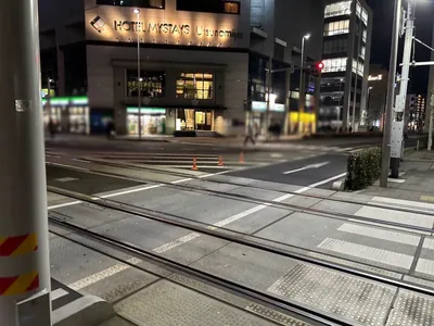 フライへの道順 6／11：目の前の横断歩道を斜めに渡ります。