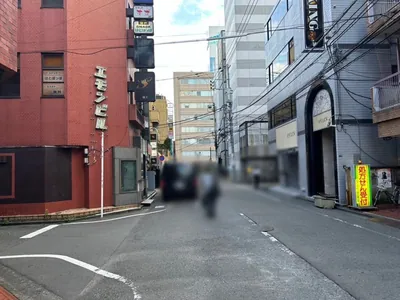 ドレスラインへの道順 8／9：左手の二つ目の路地も越えて直進を続けます。