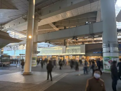 スザクへの道順 2／16：駅を背にして右手へ進みます。