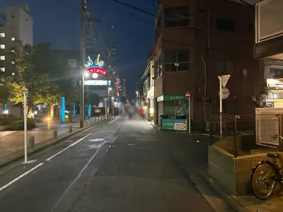 ブリリアントクラブへの道順 6／11：右手一つ目の路地を越えて直進します。