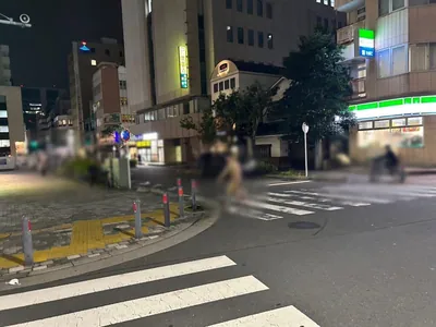 サロンドクラブへの道順 3／11：左手の一つ目の路地を左折します。